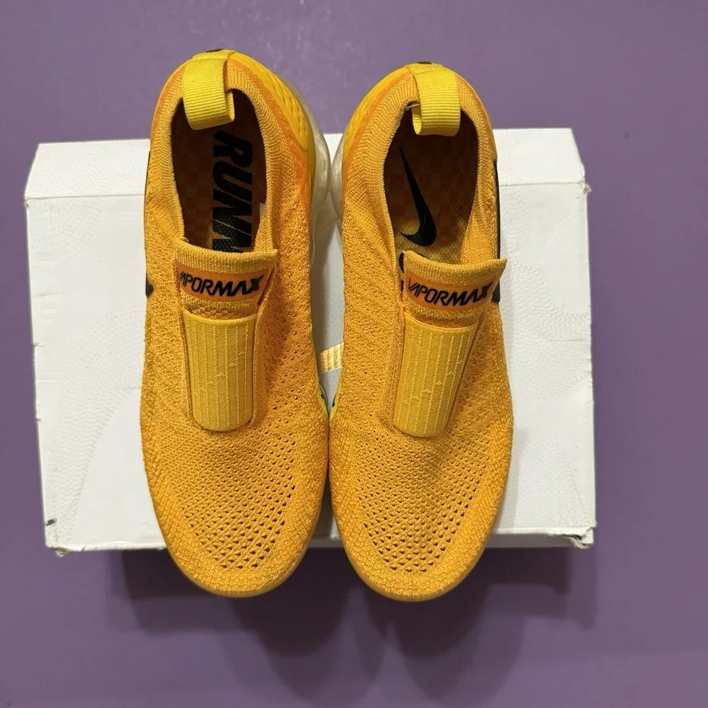 Nike Air VaporMax Moc 2 Slip-On Sneaker University Gold AJ6599-700 Women Size 7